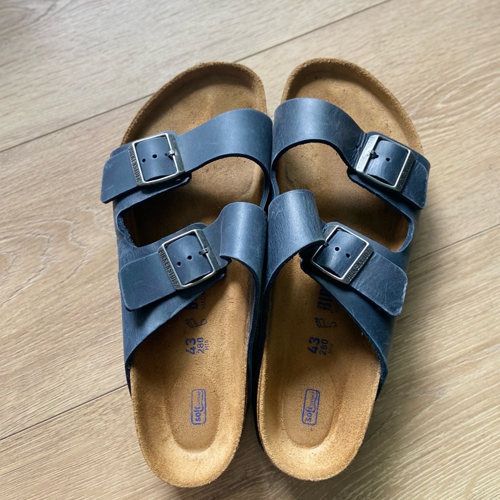 MENS SIZS 11 BIRKENSTOCK SOFT FOOTBED